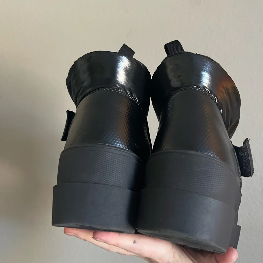 Juicy Couture Veronica black puffer‎ platform winter boots white strap size 8